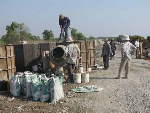 Thi công đoạn xung yêu - Báo Tiền Giang