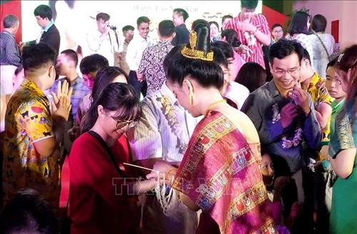 Buộc chỉ cổ tay, chúc nhau năm mới an khang, thịnh vượng, sức khỏe và may mắn. Ảnh: Tường Vi - TTXVN Buộc chỉ cổ tay, chúc nhau năm mới an khang, thịnh vượng, sức khỏe và may mắn. Ảnh: Tường Vi - TTXVN
