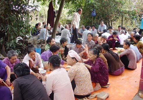 Buổi ăn cộng cảm trong đám cúng Việc lề họ Nguyễn ở xã Đức Hòa Thượng, huyện Đức Hòa (Long An). Ảnh: vannghelongan.vn Buổi ăn cộng cảm trong đám cúng Việc lề họ Nguyễn ở xã Đức Hòa Thượng, huyện Đức Hòa (Long An). Ảnh: vannghelongan.vn