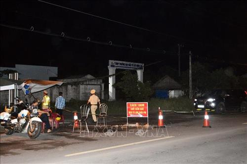 Các lực lượng túc trực tại các trạm, chốt kiểm dịch 24/24. Ảnh: Thế Anh - TTXVN Các lực lượng túc trực tại các trạm, chốt kiểm dịch 24/24. Ảnh: Thế Anh - TTXVN