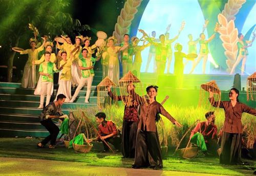 Biểu diễn văn nghệ tại lễ khai mạc festival. Ảnh: Phạm minh Tuấn-TTXVN.
