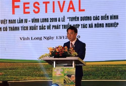 Phó Chủ tịch phụ trách UBND tỉnh Vĩnh Long Lữ Quang Ngời phát biểu tại lễ khai mạc festival. Ảnh: Phạm minh Tuấn-TTXVN.