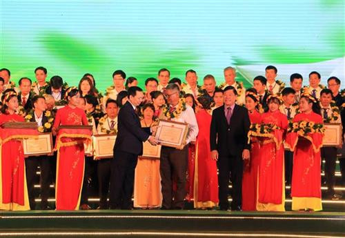 Trong ảnh: Tuyên dương tập thể, cá nhân điển hình tiên tiến có thành tích xuất sắc trong lĩnh vực phát triển hợp tác xã nông nghiệp trong 2 năm (2018-2019) tại lễ khai mạc festival. Ảnh: Phạm minh Tuấn-TTXVN.