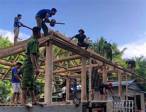 Đoàn viên thanh niên huyện Quan Sơn, Thanh Hóa phối hợp với lực lượng vũ trang để giúp bà con bản Sa Ná, xã Na Mèo dựng lại nhà cửa sau lũ. Ảnh: TTXVN phát Đoàn viên thanh niên huyện Quan Sơn, Thanh Hóa phối hợp với lực lượng vũ trang để giúp bà con bản Sa Ná, xã Na Mèo dựng lại nhà cửa sau lũ. Ảnh: TTXVN phát