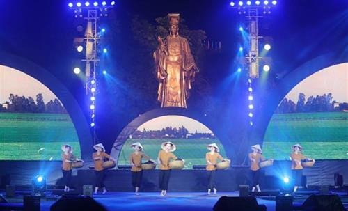 Tiết mục văn nghệ chào mừng buổi lễ. Ảnh: Thành Đạt - TTXVN Tiết mục văn nghệ chào mừng buổi lễ. Ảnh: Thành Đạt - TTXVN