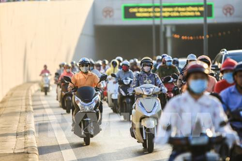 Các bác sĩ khuyến cáo, để phòng ngừa hít phải bụi mịn, người dân nên dùng các loại khẩu trang chuyên dụng khi ra đường. Ảnh: TTXVN Các bác sĩ khuyến cáo, để phòng ngừa hít phải bụi mịn, người dân nên dùng các loại khẩu trang chuyên dụng khi ra đường. Ảnh: TTXVN