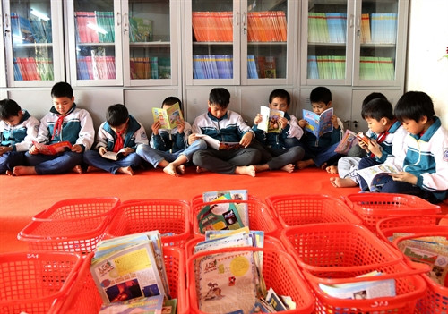 Học sinh Trường tiểu học thị trấn Sông Thao đọc sách tại thư viện trung tâm của nhà trường. Học sinh Trường tiểu học thị trấn Sông Thao đọc sách tại thư viện trung tâm của nhà trường.