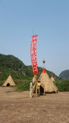 Các túp lều nóc nhọn được làm bằng nứa bên trên được đánh dấu màu đỏ. Các túp lều nóc nhọn được làm bằng nứa bên trên được đánh dấu màu đỏ.