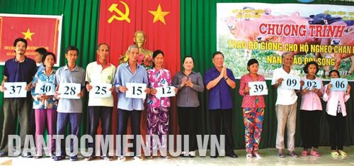 Sở Lao động - Thương binh và Xã hội tỉnh Vĩnh Long tổ chức bàn giao 40 con bò giống sinh sản cho các hộ Khmer nghèo. Ảnh: Lê Thúy Hằng Sở Lao động - Thương binh và Xã hội tỉnh Vĩnh Long tổ chức bàn giao 40 con bò giống sinh sản cho các hộ Khmer nghèo. Ảnh: Lê Thúy Hằng