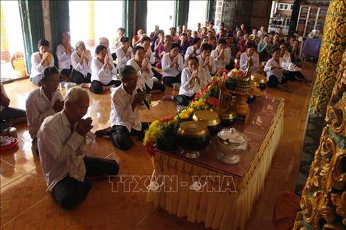 Đồng bào Khmer cùng tập trung về chùa để đón lễ Sen Dolta. Ảnh: Hồng Thái - TTXVN Đồng bào Khmer cùng tập trung về chùa để đón lễ Sen Dolta. Ảnh: Hồng Thái - TTXVN