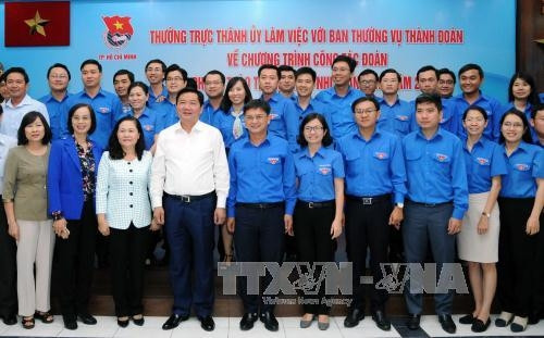 Bí thư Thành ủy Thành phố Hồ Chí Minh Đinh La Thăng với các đại biểu tại buổi làm việc. Ảnh: An Hiếu - TTXVN Bí thư Thành ủy Thành phố Hồ Chí Minh Đinh La Thăng với các đại biểu tại buổi làm việc. Ảnh: An Hiếu - TTXVN