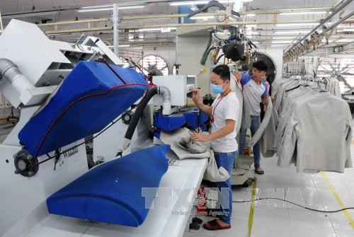 Dây chuyền sản xuất veston tại nhà máy của Tổng công ty cổ phần may Nhà Bè. Ảnh: An Hiếu - TTXVN Dây chuyền sản xuất veston tại nhà máy của Tổng công ty cổ phần may Nhà Bè. Ảnh: An Hiếu - TTXVN