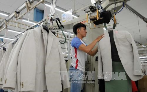 Dây chuyền sản xuất veston tại nhà máy của Tổng công ty cổ phần may Nhà Bè. Ảnh: An Hiếu - TTXVN Dây chuyền sản xuất veston tại nhà máy của Tổng công ty cổ phần may Nhà Bè. Ảnh: An Hiếu - TTXVN