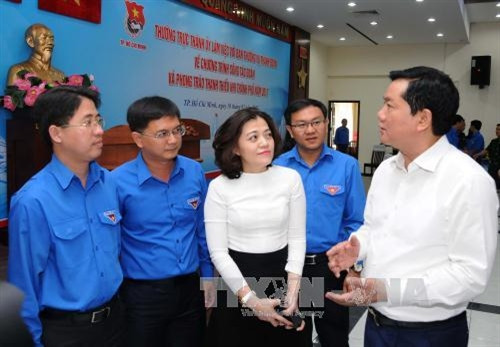 Bí thư Thành ủy Thành phố Hồ Chí Minh Đinh La Thăng trao đổi với các đại biểu tại buổi làm việc Ảnh: An Hiếu - TTXVN Bí thư Thành ủy Thành phố Hồ Chí Minh Đinh La Thăng trao đổi với các đại biểu tại buổi làm việc Ảnh: An Hiếu - TTXVN