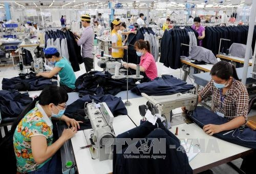 Dây chuyền may veston tại nhà máy của Tổng công ty cổ phần may Nhà Bè. Ảnh: An Hiếu - TTXVN Dây chuyền may veston tại nhà máy của Tổng công ty cổ phần may Nhà Bè. Ảnh: An Hiếu - TTXVN