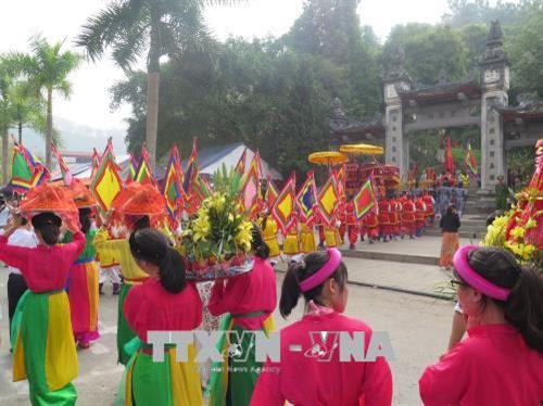 Nghi thức vào dâng hương tại đền Thượng. Ảnh: Lục Hương Thu - TTXVN