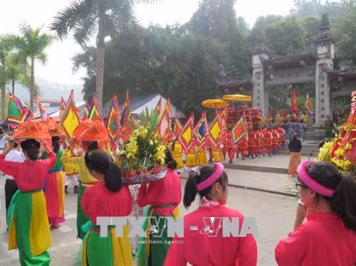 Nghi thức vào dâng hương tại đền Thượng. Ảnh: Lục Hương Thu - TTXVN Nghi thức vào dâng hương tại đền Thượng. Ảnh: Lục Hương Thu - TTXVN