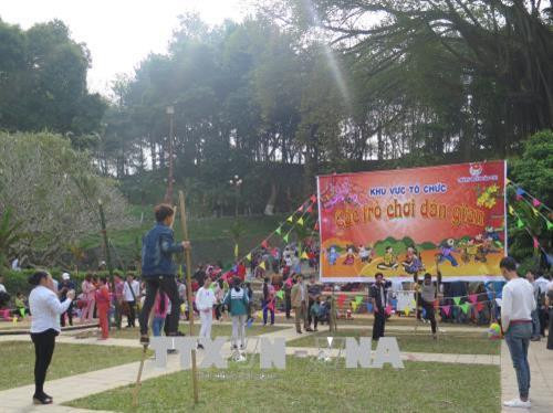 Các môn thể thao truyền thống được tổ chức tại lễ hội. Ảnh: Lục Hương Thu - TTXVN