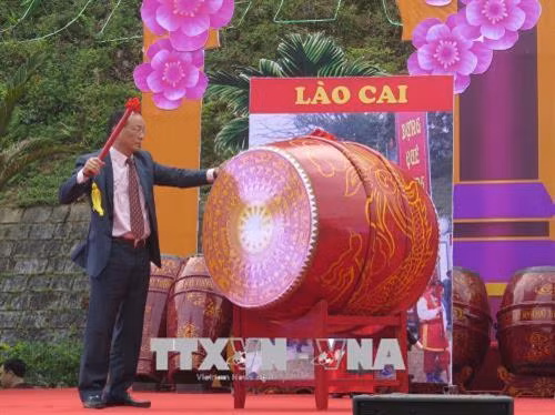 Bí thư Thành ủy Lào Cai Mai Đình Định đánh trống khai hội. Ảnh: Lục Hương Thu - TTXVN Bí thư Thành ủy Lào Cai Mai Đình Định đánh trống khai hội. Ảnh: Lục Hương Thu - TTXVN