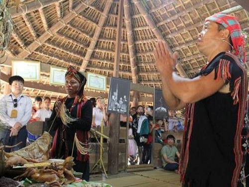 Lễ cầu mùa và tạ ơn mẹ lúa và các giống cây trồng của người Tà Ôi. Lễ cầu mùa và tạ ơn mẹ lúa và các giống cây trồng của người Tà Ôi.