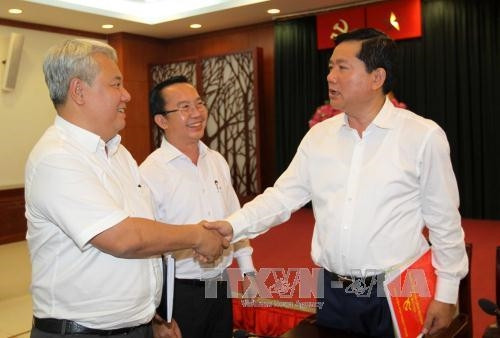 Bí thư Thành ủy Đinh La Thăng với các đại biểu tham dự hội nghị. Ảnh: Thanh Vũ-TTXVN Bí thư Thành ủy Đinh La Thăng với các đại biểu tham dự hội nghị. Ảnh: Thanh Vũ-TTXVN