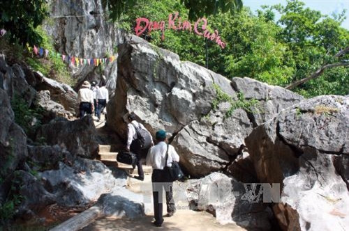 Đường vào động Kim Cương. Ảnh: Lê Sen - TTXVN “Vú cha” trong hang động Kim Cương. Ảnh: Lê Sen - TTXVN Những con bạch tuộc trong hang động Kim Cương. Ảnh: Lê Sen - TTXVN Nhũ đá hoa cương trong hang động. Ảnh: Lê Sen - TTXVN “Chim Đại bàng” trong hang động Kim Cương. Ảnh: Lê Sen - TTXVN “Tay bà chằn” trong hang động Kim Cương. Ảnh: Lê Sen - TTXVN “Trái khổ qua” (mướp đắng) trong hang động Kim Cương. Ảnh: Lê Sen - TTXVN