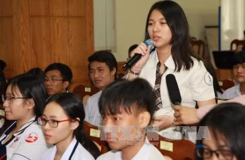 Học sinh đối thoại với lãnh đạo ngành giáo dục Thành phố Hồ Chí Minh. Ảnh: Phương Vy - TTXVN