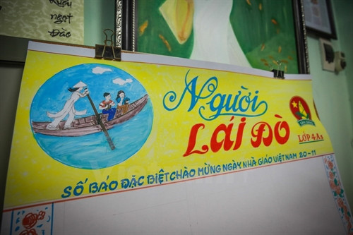 Mỗi dịp 20/11, ông chỉ nhận vẽ 20 tờ vì mỗi lần làm xong một tờ báo tường, ông phải thức nguyên đêm. Bình thường một tờ báo tường ông làm 1 ngày nhưng nếu làm kỹ sẽ mất đến 2 ngày. (Ảnh: Minh Sơn/Vietnam+) Mỗi dịp 20/11, ông chỉ nhận vẽ 20 tờ vì mỗi lần làm xong một tờ báo tường, ông phải thức nguyên đêm. Bình thường một tờ báo tường ông làm 1 ngày nhưng nếu làm kỹ sẽ mất đến 2 ngày. (Ảnh: Minh Sơn/Vietnam+)