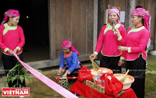 Sợi dây hồng cùng bàn lễ bày ngay trước cửa nhà gái để chuẩn bị đón nhà trai sang rước dâu. Rượu, nước lã và mấy cái chén làm bằng thân tre đặt trên bàn lễ. Nhà trai trên đường đi tới nhà gái đón dâu. Đội pí lè trong đoàn đón dâu của nhà trai. Đoàn rước dâu vừa đi vừa nổi nhạc thể hiện niềm vui mừng. Nhà gái hát đối khi nhà trai tới đón dâu Nhà trai hát đối lại. Gia đình nhà gái bôi phẩm đỏ lên mặt các thành viên trong đoàn nhà trai. Nhà trai trao lễ vật ngày cưới cho nhà gái. Sợi dây hồng cùng bàn lễ bày ngay trước cửa nhà gái để chuẩn bị đón nhà trai sang rước dâu. Rượu, nước lã và mấy cái chén làm bằng thân tre đặt trên bàn lễ. Nhà trai trên đường đi tới nhà gái đón dâu. Đội pí lè trong đoàn đón dâu của nhà trai. Đoàn rước dâu vừa đi vừa nổi nhạc thể hiện niềm vui mừng. Nhà gái hát đối khi nhà trai tới đón dâu Nhà trai hát đối lại. Gia đình nhà gái bôi phẩm đỏ lên mặt các thành viên trong đoàn nhà trai. Nhà trai trao lễ vật ngày cưới cho nhà gái.