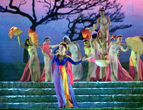 Biểu diễn văn nghệ chào mừng năm mới 2016. Ảnh TTXVN Biểu diễn văn nghệ chào mừng năm mới 2016. Ảnh TTXVN