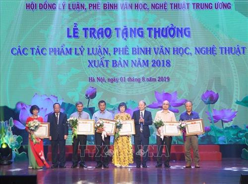 Các tác giả có tác phẩm đạt mức B nhận trao thưởng. Ảnh: Thanh Tùng-TTXVN