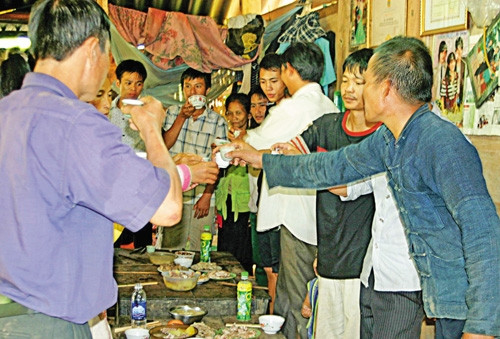 Ma lảm đặt lễ để cúng ma kho thóc.