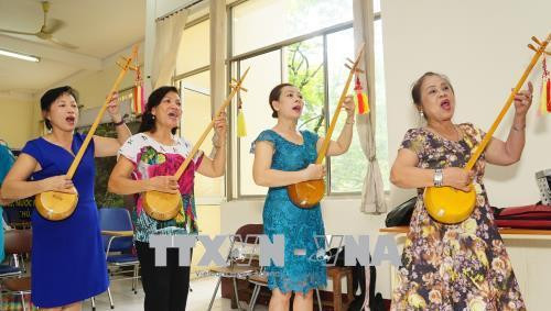 Buổi sinh hoạt của Câu lạc bộ Nắng Mới (Trung tâm Văn hóa - Thể thao và Hội Liên hiệp Phụ nữ quận Tân Bình). Ảnh: Thu Hoài - TTXVN