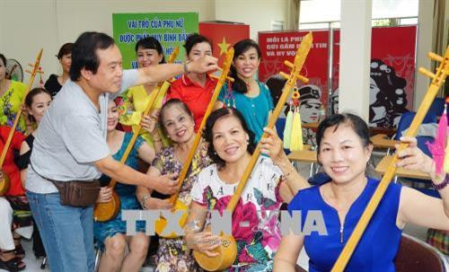 Buổi sinh hoạt của Câu lạc bộ Nắng Mới (Trung tâm Văn hóa - Thể thao và Hội Liên hiệp Phụ nữ quận Tân Bình). Ảnh: Thu Hoài - TTXVN