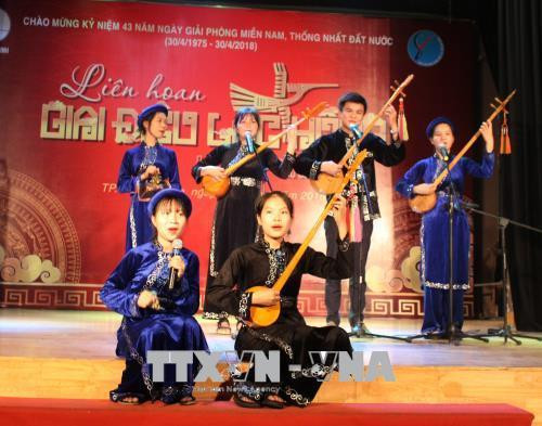 Câu lạc bộ hát Then, đàn Tính (Nhà văn hóa Sinh viên Thành phố Hồ Chí Minh) tham gia biểu diễn tại Liên hoan Giai điệu Lạc hồng năm 2018. Ảnh: TTXVN phát