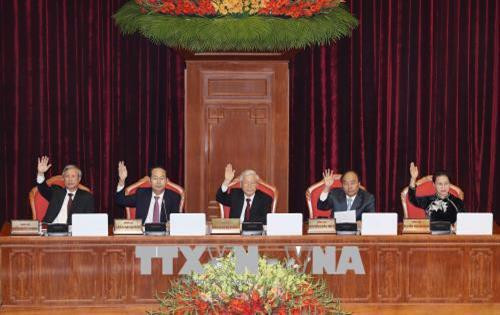 Tổng Bí thư Nguyễn Phú Trọng, Chủ tịch nước Trần Đại Quang, Thủ tướng Nguyễn Xuân Phúc, Chủ tịch Quốc hội Nguyễn Thị Kim Ngân và Uỷ viên Bộ Chính trị, Thường trực Ban Bí thư Trần Quốc Vượng biểu quyết thông qua Nghị quyết Hội nghị Trung ương lần thứ bảy. Ảnh: Thống Nhất – TTXVN Tổng Bí thư Nguyễn Phú Trọng, Chủ tịch nước Trần Đại Quang, Thủ tướng Nguyễn Xuân Phúc, Chủ tịch Quốc hội Nguyễn Thị Kim Ngân và Uỷ viên Bộ Chính trị, Thường trực Ban Bí thư Trần Quốc Vượng biểu quyết thông qua Nghị quyết Hội nghị Trung ương lần thứ bảy. Ảnh: Thống Nhất – TTXVN