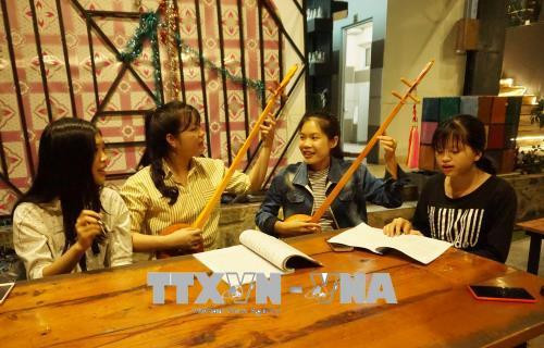 Buổi tập luyện của các bạn sinh viên Câu lạc bộ hát Then, đàn Tính (Nhà văn hóa Sinh viên Thành phố Hồ Chí Minh). Ảnh: Thu Hoài - TTXVN