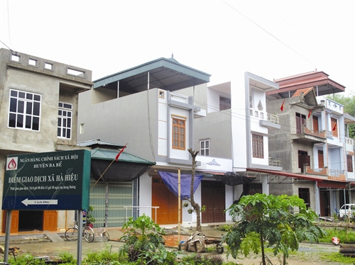 Những ngôi nhà cao tầng, khang trang mọc lên ngày một nhiều ở xã Hà Hiệu. Trạm y tế xã Hà Hiệu làm tốt công tác chăm sóc sức khỏe đồng bào Gia đình anh Chu Đức Phương, dân tộc Tày, thôn Bản Mới làm nghề ấp trứng, chăn nuôi gà thả đồi có thu nhập trên 100 triệu đồng/năm