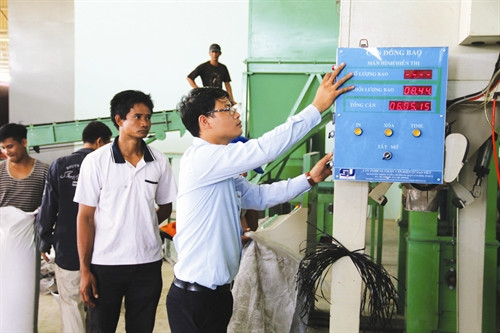 Đại biểu các tỉnh vùng Đồng bằng sông Cửu Long tham quan mô hình trồng ngô giống tại tỉnh Trà Vinh Kho ngô giống nguyên liệu của Công ty cổ phần giống cây trồng miền Nam tại Khu công nghiệp Long Đức Kiểm tra quy trình sấy ngô giống tại Nhà máy chế biến hạt giống của Công ty cổ phần giống cây trồng miền Nam Đại biểu các tỉnh vùng Đồng bằng sông Cửu Long tham quan mô hình trồng ngô giống tại tỉnh Trà Vinh Kho ngô giống nguyên liệu của Công ty cổ phần giống cây trồng miền Nam tại Khu công nghiệp Long Đức Kiểm tra quy trình sấy ngô giống tại Nhà máy chế biến hạt giống của Công ty cổ phần giống cây trồng miền Nam