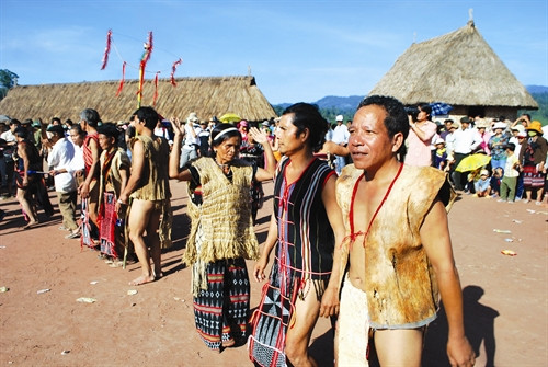 Y phục bằng vỏ cây của người Cơ-tu ở huyện Tây Giang (Quảng Nam)