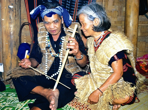 Người Cơ-tu mặc áo bằng vỏ cây biểu diễn nhạc cụ truyền thống