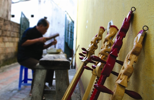 Chế tác đàn Tính đòi hỏi người thợ phải kiên trì, có đôi bàn tay khéo và hiểu biết về đàn Tính
