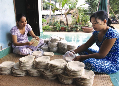 Nguyên liệu chính để làm bánh phồng là gạo nếp Phơi nắng là một trong những công đoạn làm bánh phồng Làng Sơn Đốc hiện có 34 tổ hợp tác và hộ theo nghề, tạo việc làm ổn định cho hàng trăm lao động địa phương Bánh phồng Sơn Đốc đã trở thành một trong những sản vật nổi tiếng của xứ dừa Bến Tre