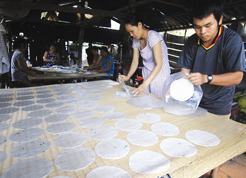Nguyên liệu chính để làm bánh phồng là gạo nếp Phơi nắng là một trong những công đoạn làm bánh phồng Làng Sơn Đốc hiện có 34 tổ hợp tác và hộ theo nghề, tạo việc làm ổn định cho hàng trăm lao động địa phương Bánh phồng Sơn Đốc đã trở thành một trong những sản vật nổi tiếng của xứ dừa Bến Tre