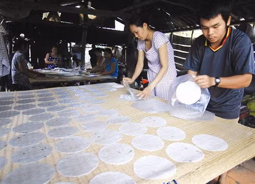 Nguyên liệu chính để làm bánh phồng là gạo nếp Phơi nắng là một trong những công đoạn làm bánh phồng Làng Sơn Đốc hiện có 34 tổ hợp tác và hộ theo nghề, tạo việc làm ổn định cho hàng trăm lao động địa phương Bánh phồng Sơn Đốc đã trở thành một trong những sản vật nổi tiếng của xứ dừa Bến Tre Nguyên liệu chính để làm bánh phồng là gạo nếp Phơi nắng là một trong những công đoạn làm bánh phồng Làng Sơn Đốc hiện có 34 tổ hợp tác và hộ theo nghề, tạo việc làm ổn định cho hàng trăm lao động địa phương Bánh phồng Sơn Đốc đã trở thành một trong những sản vật nổi tiếng của xứ dừa Bến Tre