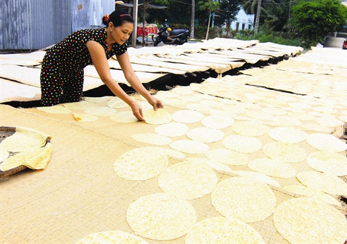 Nguyên liệu chính để làm bánh phồng là gạo nếp Phơi nắng là một trong những công đoạn làm bánh phồng Làng Sơn Đốc hiện có 34 tổ hợp tác và hộ theo nghề, tạo việc làm ổn định cho hàng trăm lao động địa phương Bánh phồng Sơn Đốc đã trở thành một trong những sản vật nổi tiếng của xứ dừa Bến Tre