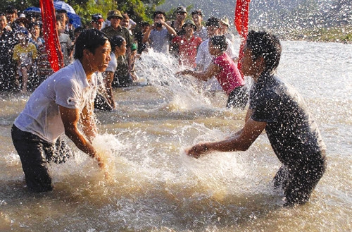 Té nước cầu may