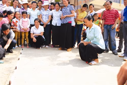 Trò chơi bắn bi thu hút đông đảo bà con tham gia