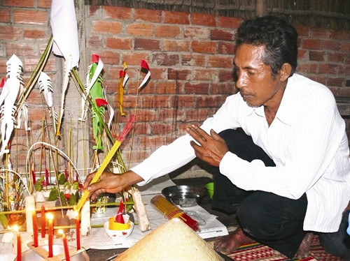 Con cháu thắp hương trên ngọn núi để cầu mong những điều tốt đẹp nhất đến với gia đình