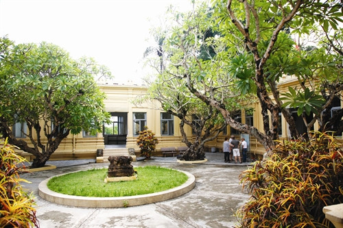 Bảo tàng điêu khắc Chăm Đà Nẵng nằm ở góc đường Bạch đằng và Trưng Nữ vương, bên bờ sông Hàn